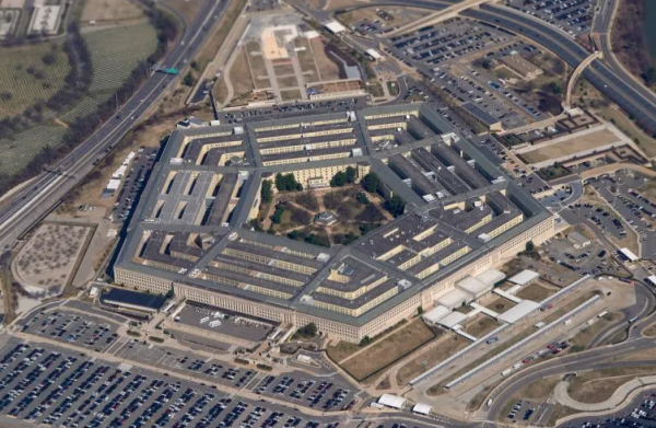 财牛股配 挡风玻璃破裂 美防长飞机在英国临时降落